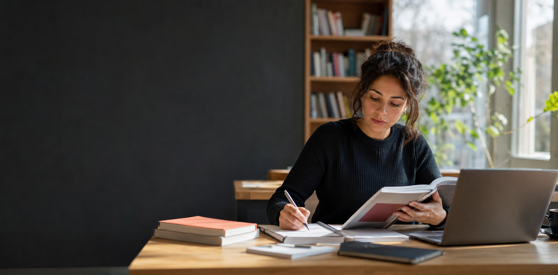 Estudiante consultando recursos de formación